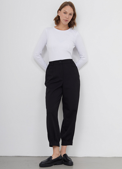 Брюки слоучи с защипами женские, цвет чёрный