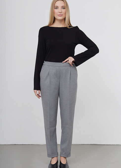 Брюки зауженные с защипами женские, цвет серый