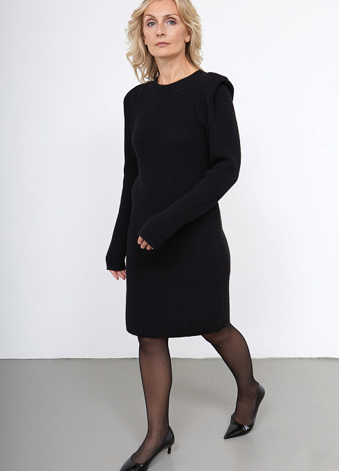 Платье вязаное с акцентными плечами женское,  чёрный цвет