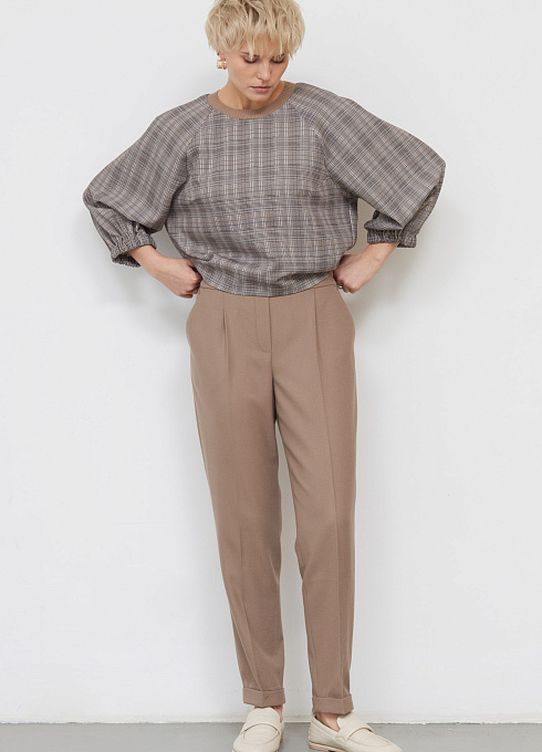 Брюки зауженные с защипами женские, цвет бежевый 